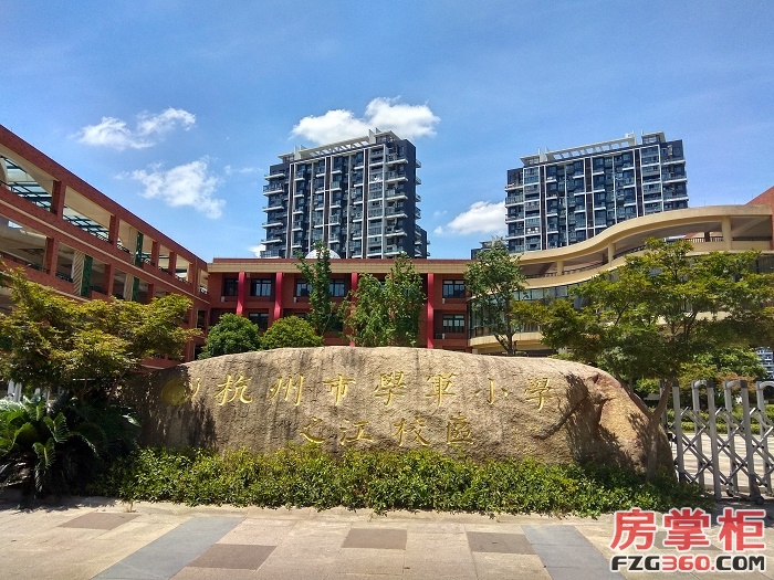 商业配套尚缺乏 教育配套方面,区域内有杭州市学军小学之江校区,转塘