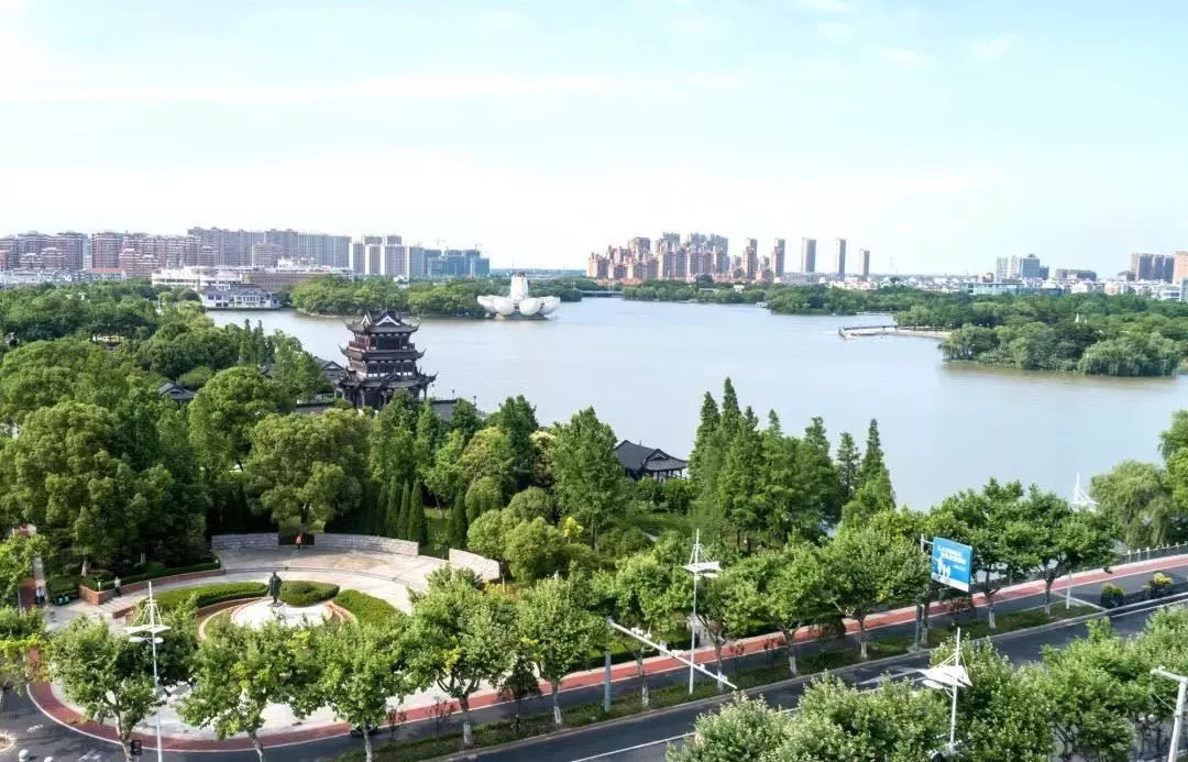 东湖,市民文化广场,明湖,樱花公园,每一处都美不胜收;报本寺,莫氏庄园