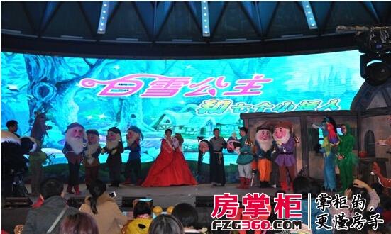 晚上19:00一到,曼妙的音乐随即响起,本次活动盛大开幕梦幻的现场氛围仿佛为来宾们插上了一双双美妙的翅膀,带他们徜徉奇趣的童话世界。活动现场流光溢彩的装饰,精美可口的食品,体贴周到的服务,生动逼真的表演给到场的人带来无处不在的极致生活体验。 随着音乐响起,白雪公主身着一袭美丽的公主裙优雅登台,对着台下的粉丝们挥手,人群中立刻爆发出阵阵尖叫声和掌声。紧接着,善良的七个小矮人也都陆续出场了,为观众奉上了一场精彩无比的表演。绚丽的造型与服装,优美的舞蹈与故事,层次丰富的LED大屏,以及可爱幽默的动作