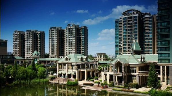 全国优秀物业管理小区!南京最好的地段河西奥体!万科新古典主义力作光明城市花园!众楼簇拥、临水而居唯一的楼王唯一的二栋东爵轩! 近百米的超大楼间距,1.6不到的超低容积率,83%的超高得房率在城市中心弥足珍贵!两梯两户,静谧宽敞的私人空间!每扇窗户都面对小区最美的风景,每个细节都在阐释让建筑赞美生命!种种美好不一而足!唯有亲临现场才能体会超乎想像! 一切都为你准备好了!等待阁下的只是选择! 补充信息如下: 1,房屋地址:坐落于万科光明城市一期(东苑)2幢。 2,房屋两证齐全,产权证满五年,不唯