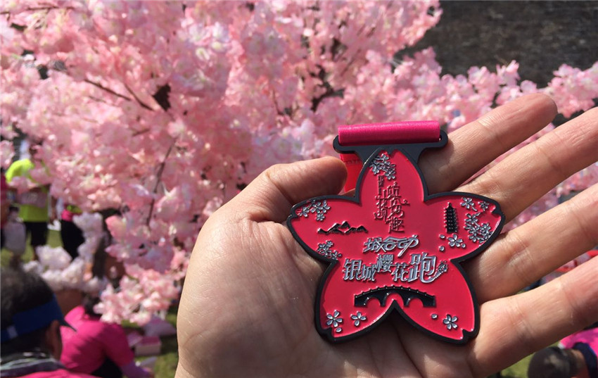 跑完全程，樱花奖牌到手！如同春天的一个纪念，也是自己挑战自己的勋章。