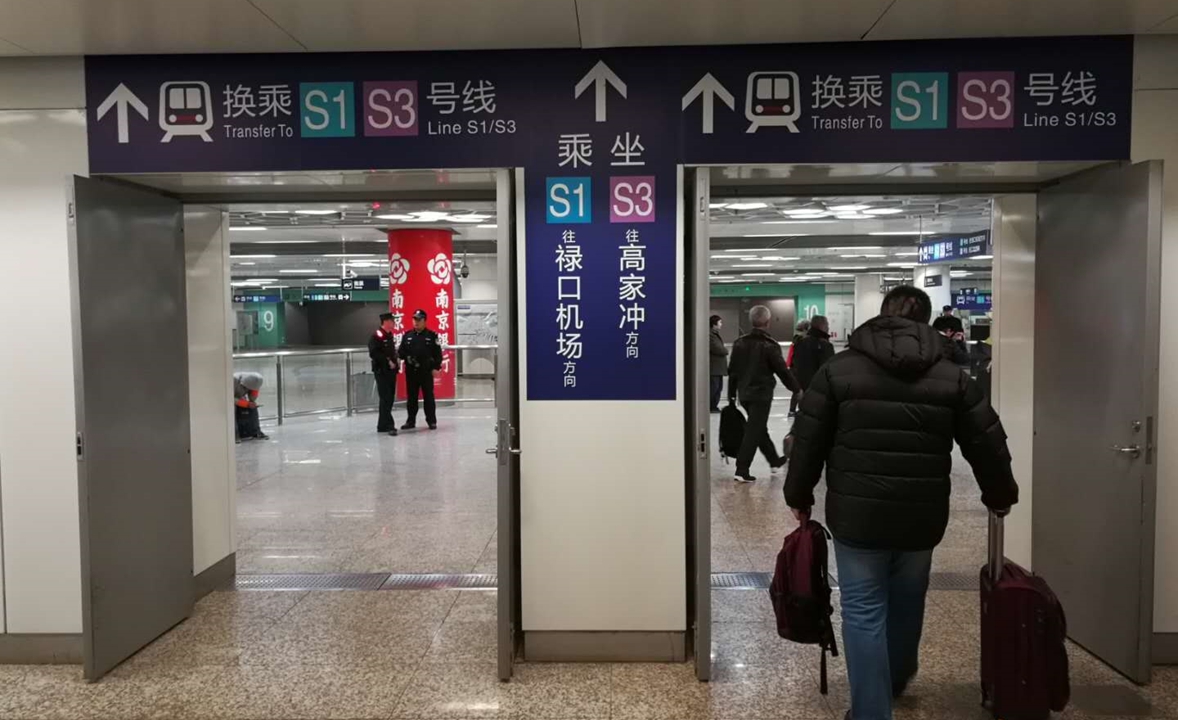 房掌柜一早赶往始发站——南京南站尝鲜。南京地铁S3号线全长36.22公里，共有19座车站，其中地下站10座，高架站8座，地面站1座，最大站间距近10公里，位于跨江的刘村到马骡圩区间。列车选型为B型6辆编组，主体颜色为粉紫色，最高时速达100km/h。
