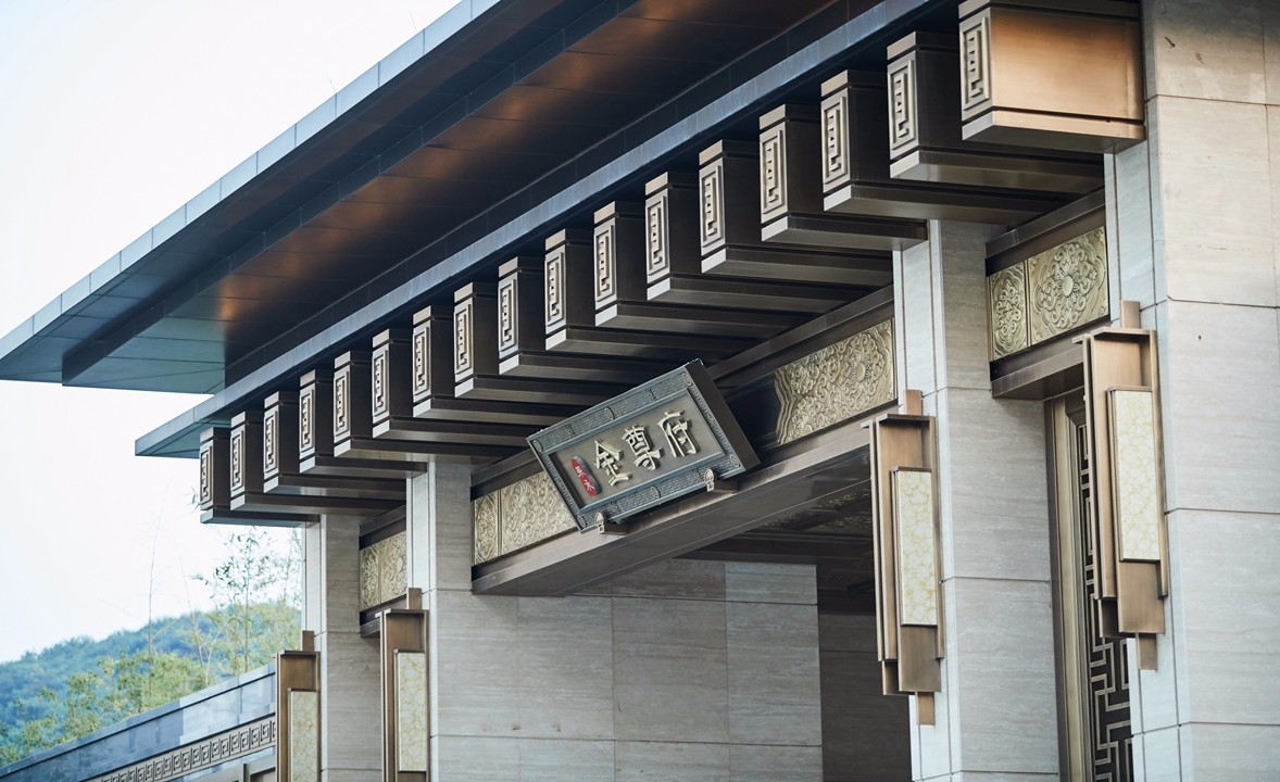 据了解，泰禾金尊府门头名为“九天阊阖”，早在2013年，该门头入选非物质文化遗产，是全世界唯一的“非遗”门头体系。