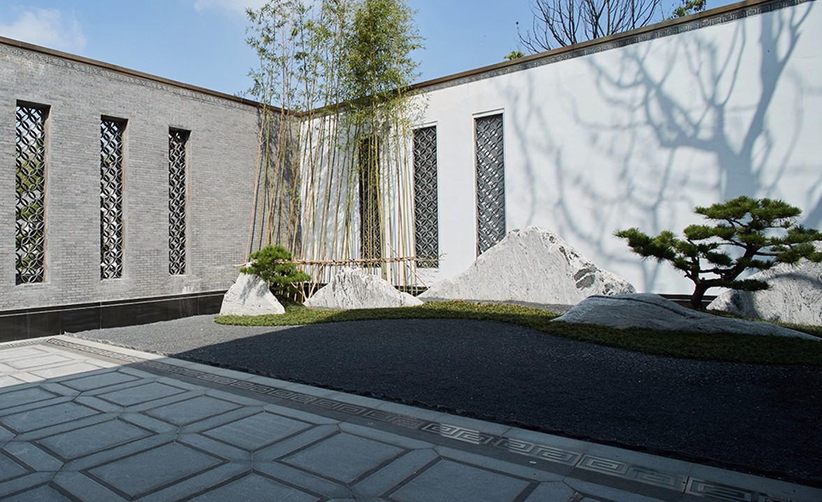 千里江山图地雕两边角落旁的青松、翠竹、玉石场景布局，可谓惊鸿一瞥。