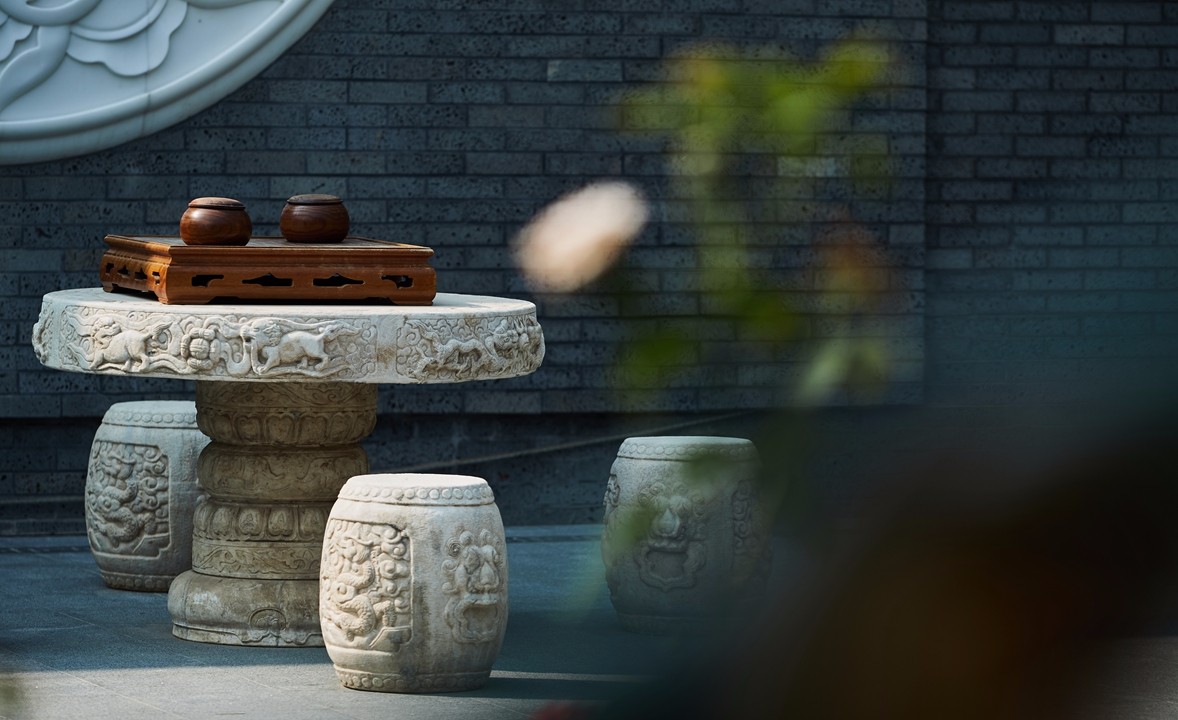 棋居花院，取景于南京的愚园，位于玉春堂外侧，古色古香的结构做法和装饰材料，与特选桂花相辅相成，围合成静谧的下棋空间。