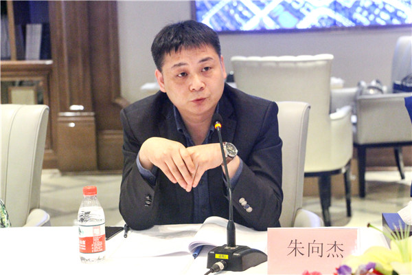 朱向杰1.jpg