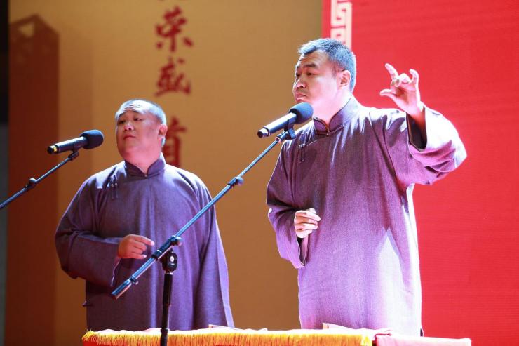 万众瞩目之中,由"京城最潮相声团体"嘻哈包袱铺带来的相声专场表演