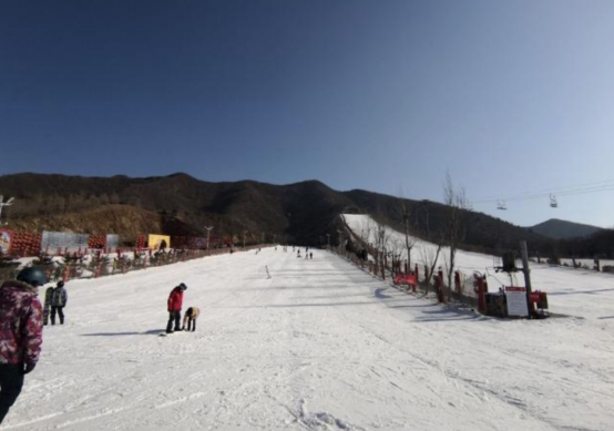 西部长青滑雪场天下奇寨抱犊福地抱犊寨,旧名抱犊山,海拔580米,山势