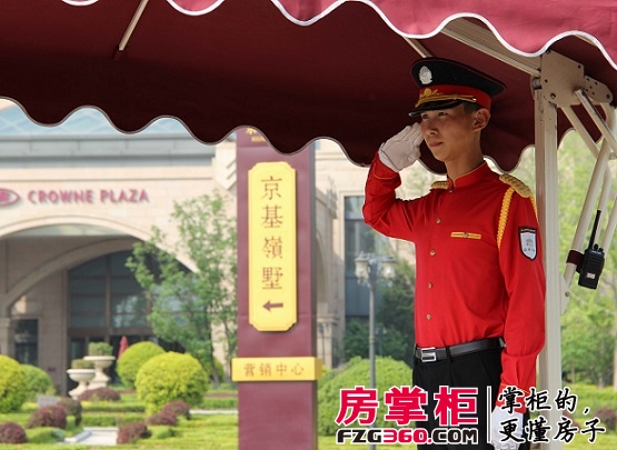 天津地产保安:一个个标准的敬礼暖了众看房者