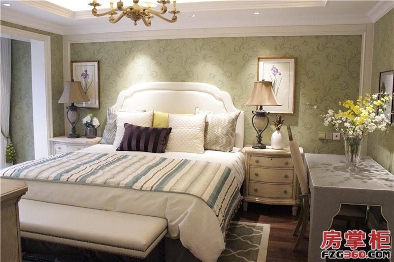 卧室墙壁采用淡绿色壁纸烘托了一种轻松舒缓的气氛，再用黄白色小花点缀，更加凸显卧室作为休息的地方让人身心放松的氛围。