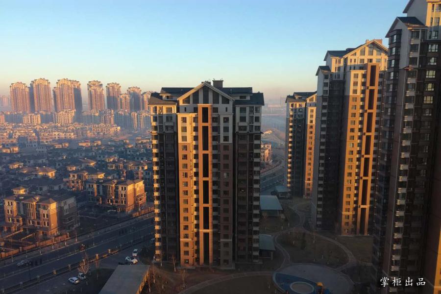 中海公园城以公园式住宅社区为主题，图为冬日晨光投射下的景色。