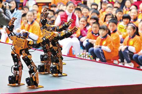 龙小湖开学季科技游戏周 会跳舞的机器人空降