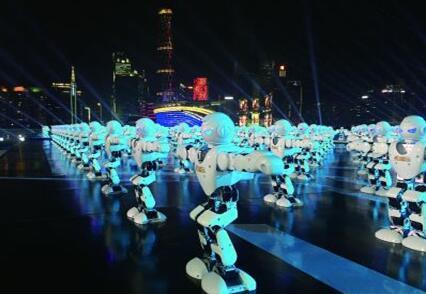 龙小湖开学季科技游戏周 会跳舞的机器人空降