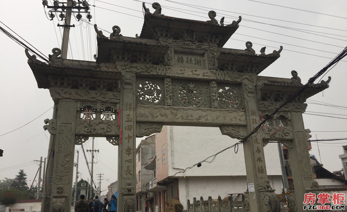 22日，探访一行人来到了位于汉中洋县的谢村镇。小镇村口处为写着“謝孫橋”字样，上面有“24孝”的故事画。