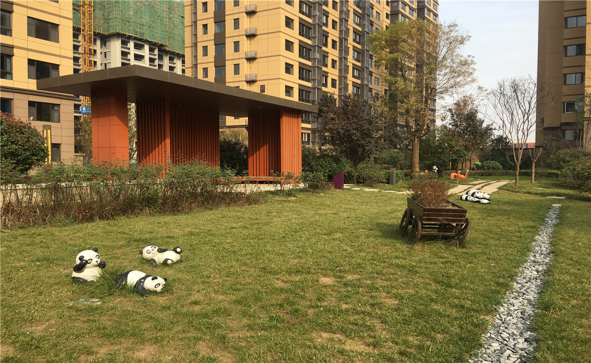 人性化园区设计为老人留足休闲的空间，让孩子拥有奔跑的乐园。