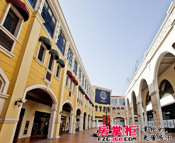地处园区东部的"时尚舞台"则选择背道而驰,在选址上完全遵循奥特莱斯