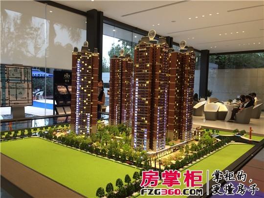 葛洲坝保利曼城已经开售 广州就有不少房企合作开发的项目面市,如荔湾区的花语水岸项目就是方圆集团和合景泰富共同开发销售的项目;葛洲坝保利曼城及保利海德公馆则是葛洲坝及广东保利联合开发;广州亚运城由5个开发商分工合作开发;天河东板块的富力万科云启由富力于万科两大龙头企业合作开发,而花都的雅居乐万科热橙同样也是雅居乐和万科两家企业合作开发的楼盘。 据悉,雅居乐万科热橙是雅居乐和万科在广州首个合作的项目。资料显示,该地块是雅居乐在2013年通过招拍挂获得的地块,在项目开发时引入了万科,而项目操盘由万科负