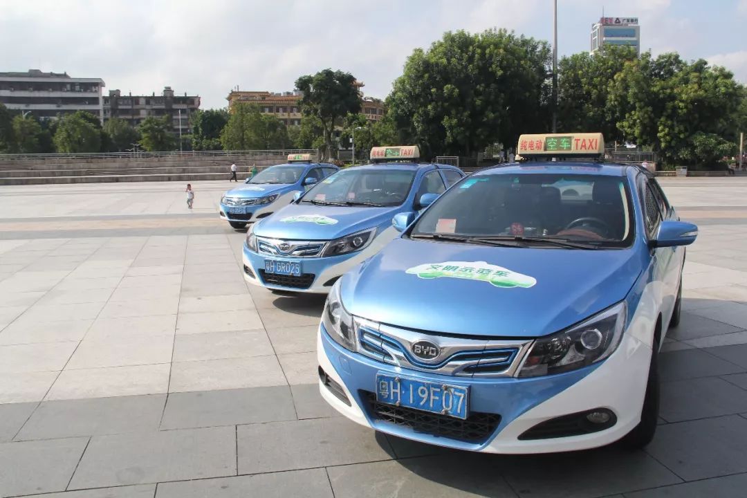 肇庆:出租车,网约车司机争当"城市代言人"