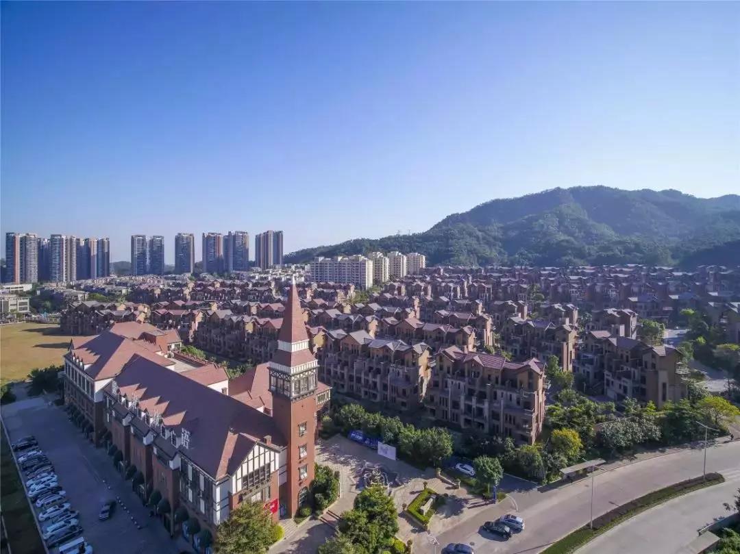 据悉,项目推出建面约79-136平全新【麓山】高层洋房,均价12500元㎡起