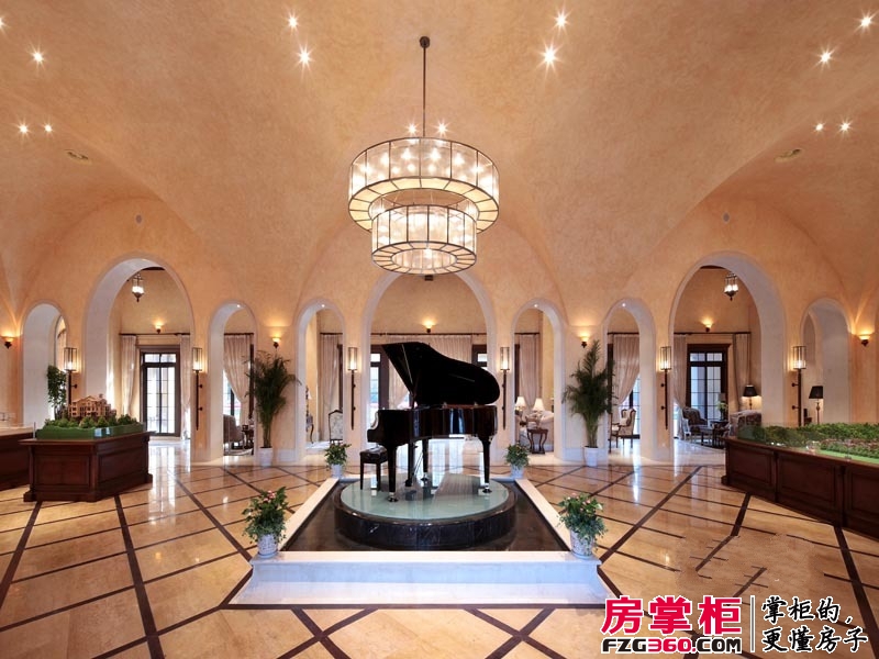 融科瑷骊山实景图中央展示区的三角钢琴（2013.05）