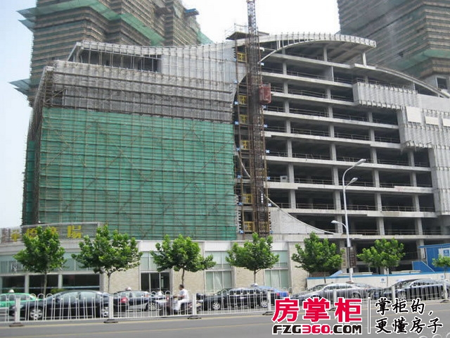华侨广场写字楼实景图项目南外立面，结构已完工。(2010.7)