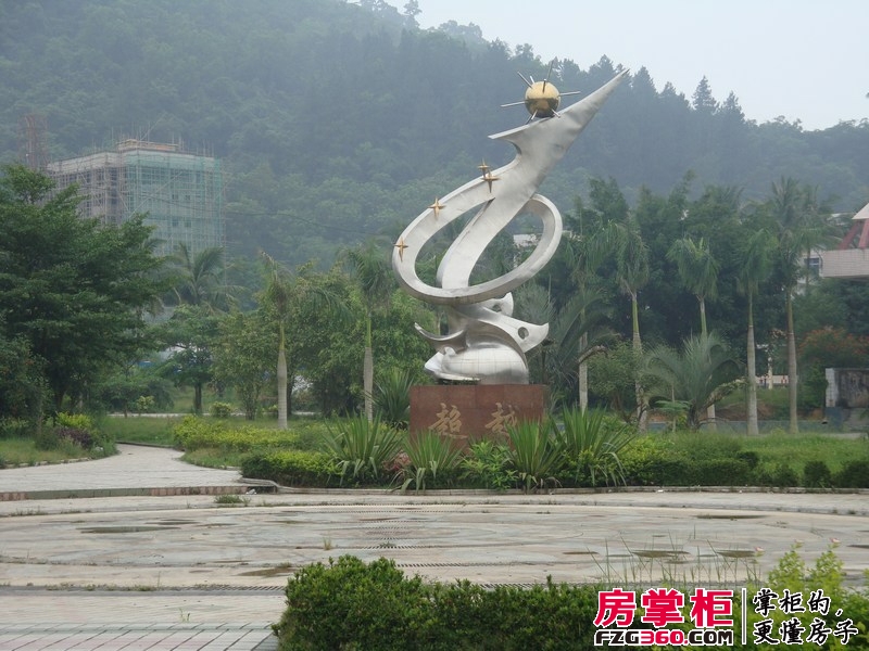 鑫泰嘉园实景图（20110526）地标雕塑