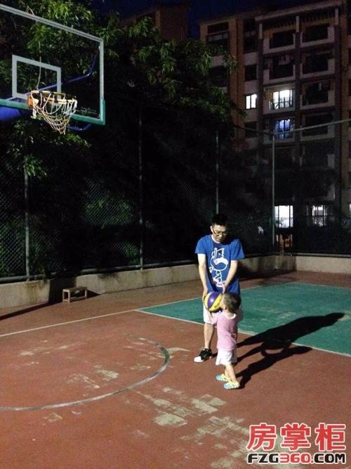 刘焱与儿子在篮球场上的“玩闹”