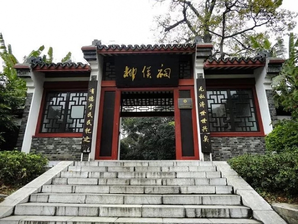 这里是纪念一千多年前柳州的老市长,唐代文豪柳宗元的地方,内设其衣冠