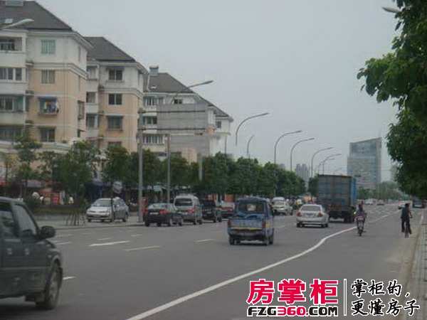 中海雍城世家英伦风情街实景图学士路上的车流