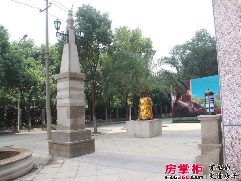梅湖香榭丽实景图售楼中心门前（2013.10.1）