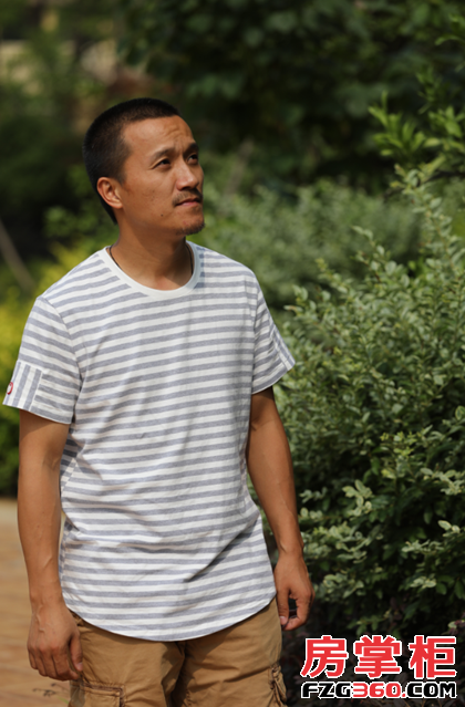 在正源尚峰尚水里,我们见到了雕塑家江安平先生,恍然感觉到一丝清风道