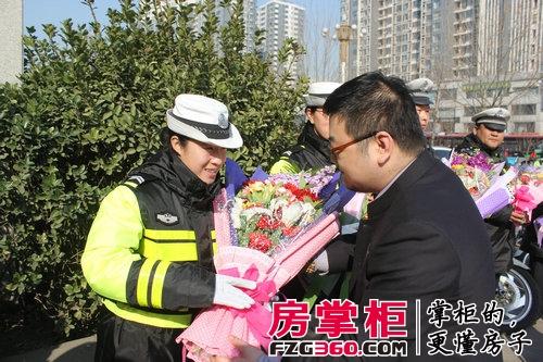 高远集团企划总监梁冰 向女交警赠送鲜花.jpg