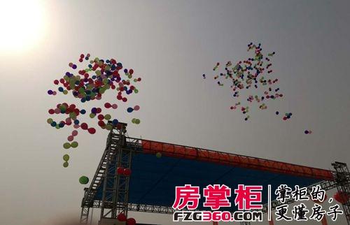 现场放飞气球，也放飞孩子们心中的希望.jpg