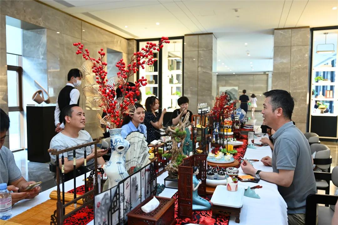 媒体代表与项目领导茶歇交流