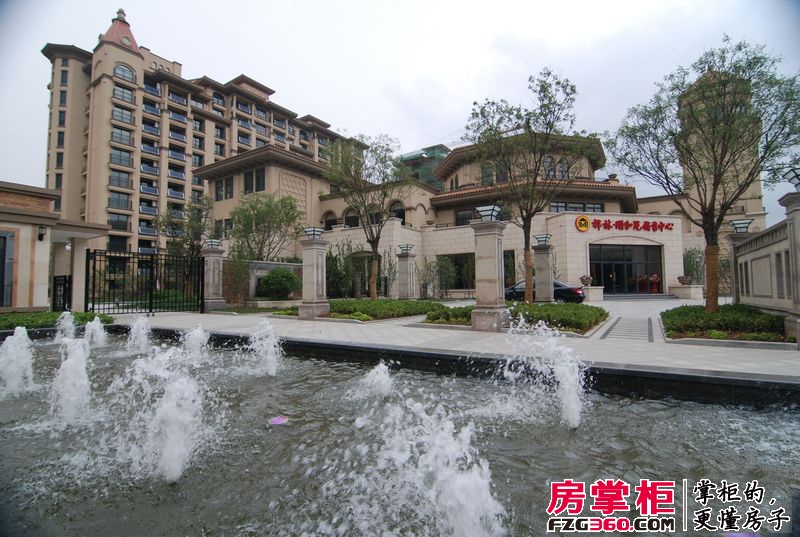 桦林颐和苑实景图售楼处前喷泉（2013-07-24）