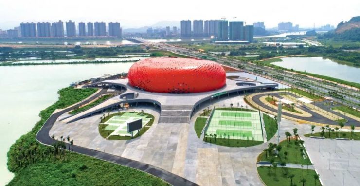 (四会体育中心)位处四会母亲河绥江中轴,绥江转角的壮阔风景尽收眼底.