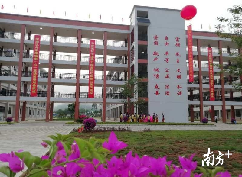 新启用的广信中学总投资2.61亿元,占地面积250多亩,建筑面积8.