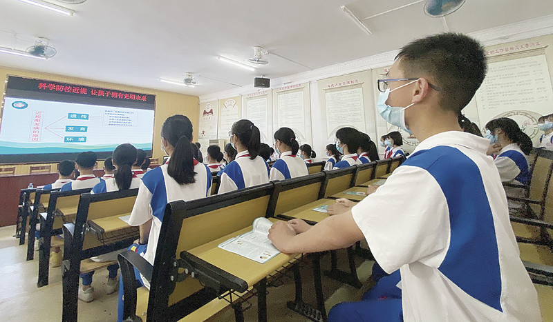 近日，近视防控讲座走进肇庆市第二中学。赖小琴 摄