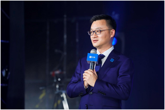 ceo彭永东先生与纽交所中国区首席代表 杨旭女士交换礼物)北